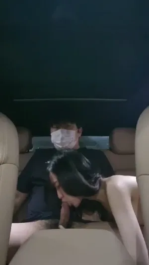 차안에서도 최선을 다하는 사랑스러운 여친님  한국야동 국산야동