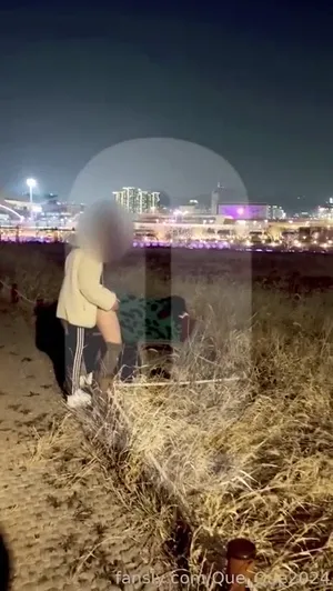 화려한 야경이 한눈에 들어오는 명당에서 야외섹스  한국야동 국산야동